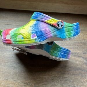 Girls Classic Spray Dye Crocs. Sz.13 NWT